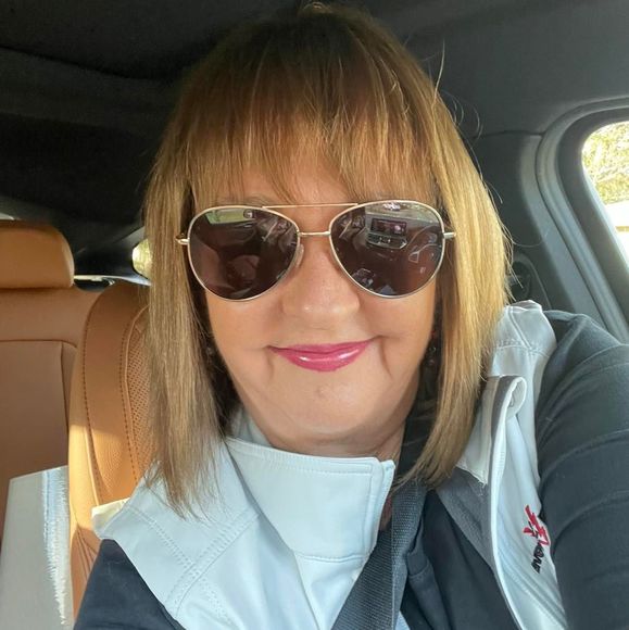 Meet your Posher, Shelli - Picture 1 of 1